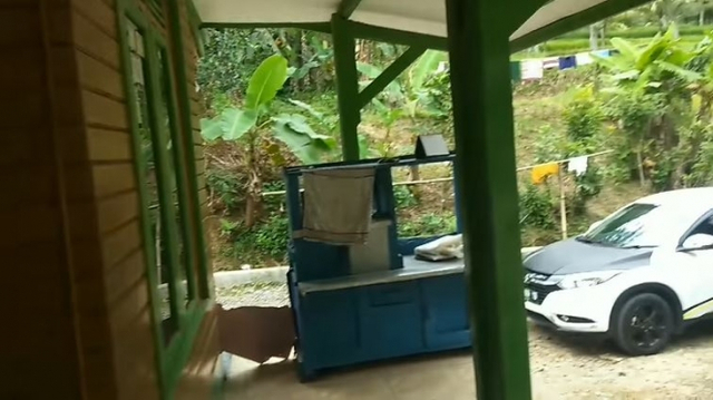 6 Potret Warung Mi Ayam Lesti Kejora, Gerobak Birunya yang Sederhana Ikonik (85971)