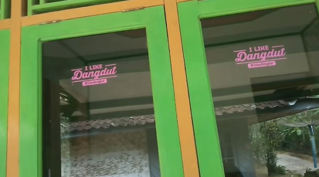 6 Potret Warung Mi Ayam Lesti Kejora, Gerobak Birunya yang Sederhana Ikonik (85972)
