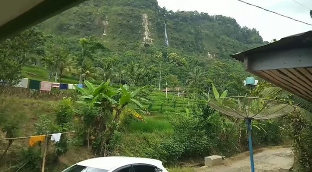 6 Potret Warung Mi Ayam Lesti Kejora, Gerobak Birunya yang Sederhana Ikonik (85973)
