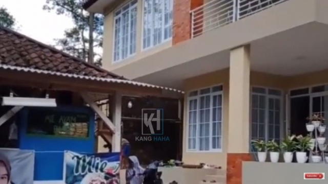 6 Potret Warung Mi Ayam Lesti Kejora, Gerobak Birunya yang Sederhana Ikonik (85974)