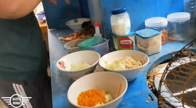 6 Potret Warung Mi Ayam Lesti Kejora, Gerobak Birunya yang Sederhana Ikonik (85975)