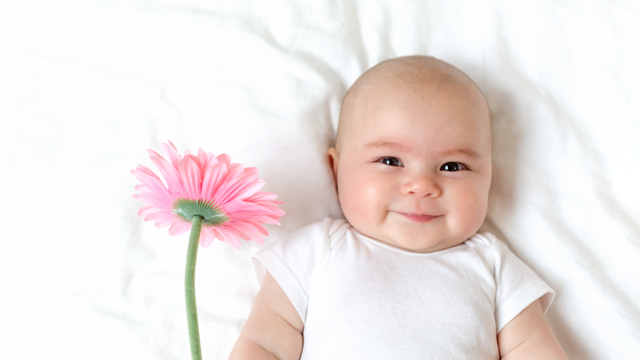 Ilustrasi bayi perempuan dengan bunga Foto: Shutter Stock