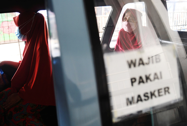 Penumpang mengenakan masker di dalam angkutan Jak Lingko di Tanah Abang, Jakarta, Kamis (22/7/2021). Foto: Akbar Nugroho Gumay/ANTARA FOTO