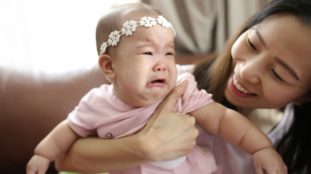 Bayi Terus Menangis, Bolehkah Langsung Diberi ASI? (87405)