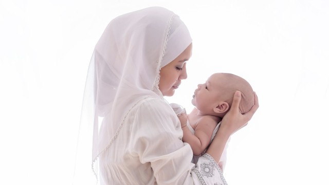 Ilustrasi ibu mengendong anak. Foto: Shutter Stock