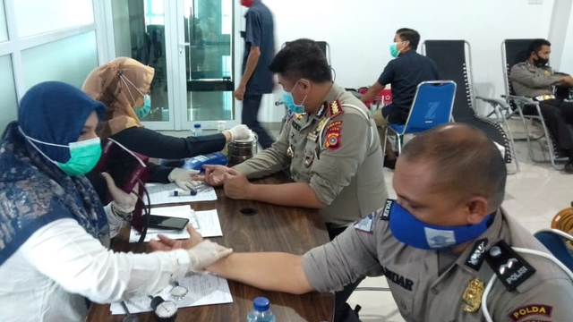 Personel Polisi Lalu Lintas Polda Aceh melakukan kegiatan donor darah. Foto: Dok. Ditlantas Polda Aceh