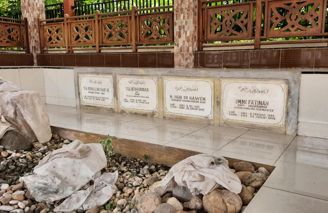 Makam mantan Panglima GAM, Tgk Abdullah Syafie, istrinya dan rekannya di Cubo, Pidie Jaya. Foto: Habil Razali.