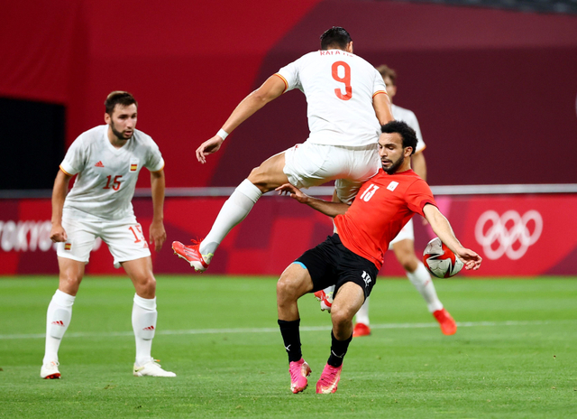 Pemain Mesir Karim El Eraki duel dengan pemain Spanyol Rafa Mir saat pertandingan Olimpiade Tokyo 2020 di Sapporo Dome, Jepang. Foto: Kim Hong-Ji/Reuters