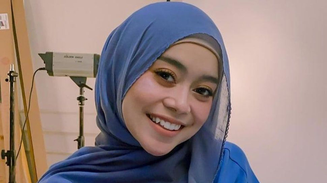 6 Potret Warung Mi Ayam Lesti Kejora, Gerobak Birunya yang Sederhana Ikonik (85969)