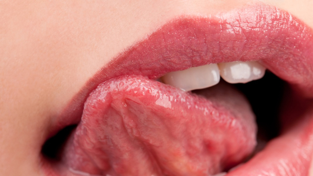 Ilustrasi lidah wanita. Foto: Shutter Stock
