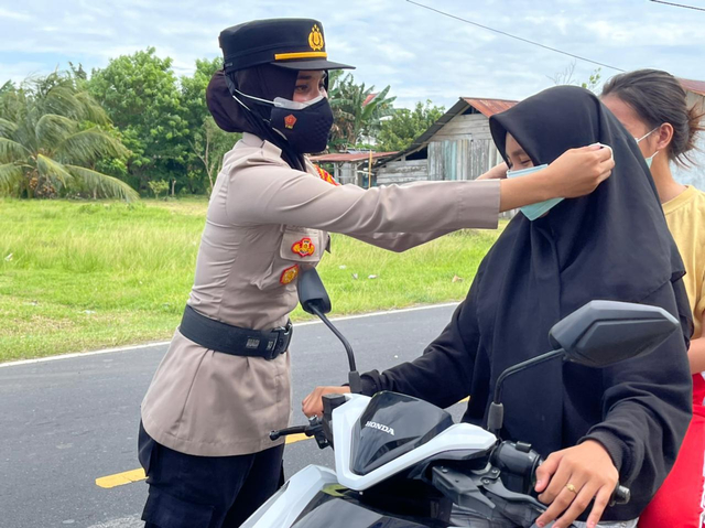 Kapolsek Kao saat membagikan masker kepada warga. Foto: Istimewa