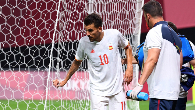 Pemain Spanyol Dani Ceballos ditangani medis, setelah mengalami cedera, pada pertandingan Olimpiade Tokyo 2020 di Sapporo Dome, Jepang, Kamis (22/7). Foto: Kim Hong- Ji/REUTERS