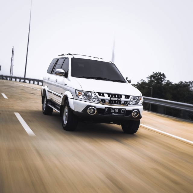 Tampilan depan Isuzu Panther si mobil diesel. Foto: Bangkit Jaya Putra