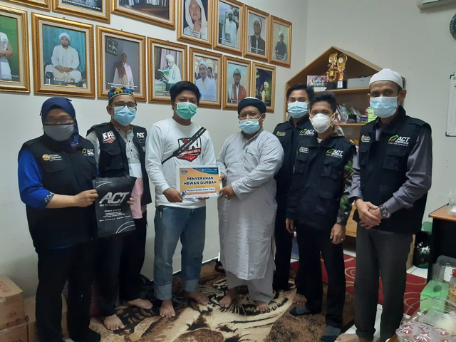ACT Jakarta Barat bersama Masjid Green Park View Distribusi 15 Hewan Qurban (164195)