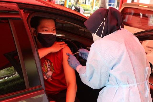 Ubaya dan Polrestabes Surabaya Gelar Vaksinasi Drive Thru Usia 12-17 Tahun (52293)