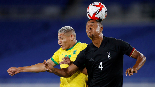 Pemain Brasil Richarlison berebut bola dengan pemain Jerman Felix Uduokhai saat pertandingan Olimpiade Tokyo 2020 di Stadion Internasional Yokohama, Jepang. Foto: Phil Noble/Reuters