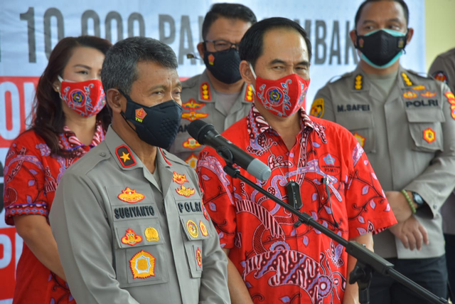 Polda Lampung Terima Paket Sembako untuk Masyarakat yang Terdampak PPKM Level 4 (39161)