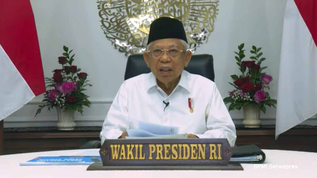 Wakil Presiden RI Ma'ruf Amin memimpin Rapat Koordinasi dengan Gubernur, Bupati, Walikota, dan Satgas Covid-19 di Wilayah Jawa Timur secara virtual (21/7). Foto: Youtube Wapres
