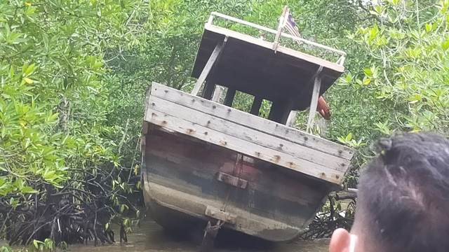 KAPAL Motor (KM) Doa Bunda II yang terpasang bendera Malaysia saat ditinggalkan kapten dan ABK di hutan-hutan mangrove Desa kedabu Rapat, Rangsang Pesisir, Kepulauan Meranti. 