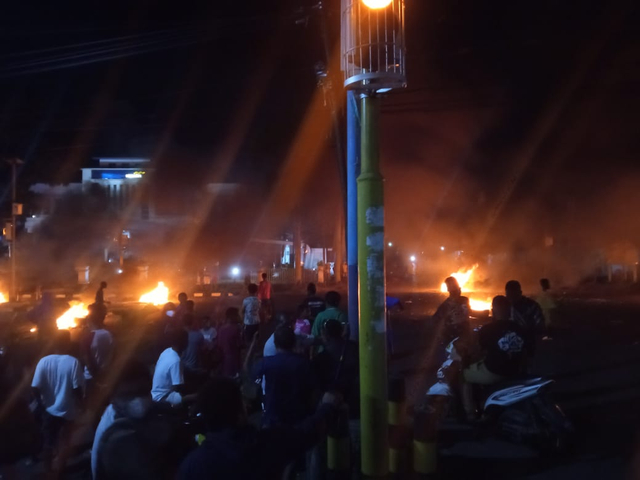 Manokwari Memanas, Warga Bakar Ban di Tengah Jalan (42342)