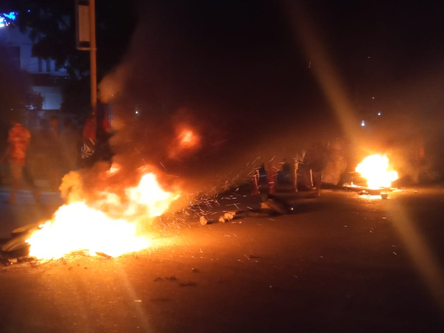 Manokwari Memanas, Warga Bakar Ban di Tengah Jalan (42343)