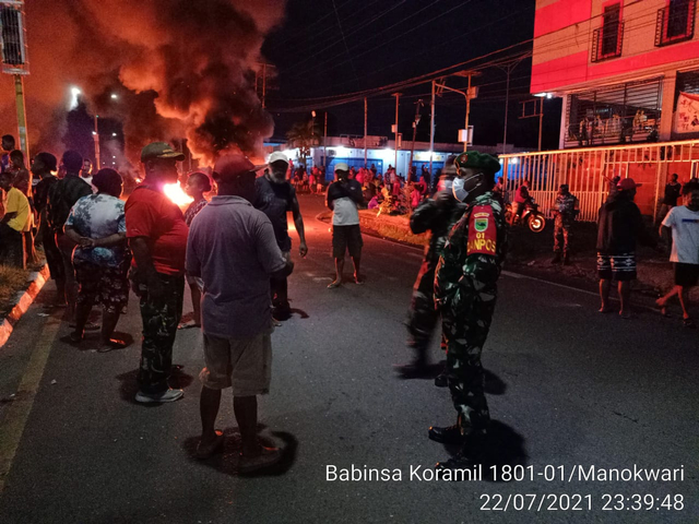 Manokwari Memanas, Warga Bakar Ban di Tengah Jalan (42344)