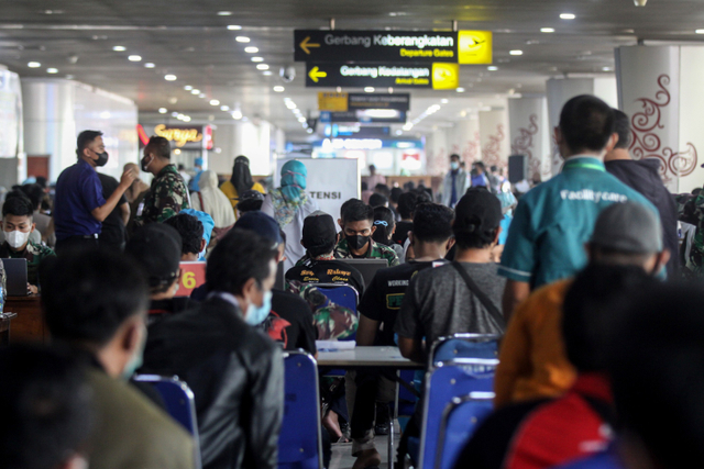 Warga antre mengikuti vaksinasi COVID-19 di Terminal 2 Bandara Internasional Juanda, Sidoarjo, Jawa Timur, Kamis (22/7). Foto: Umarul Faruq/ANTARA FOTO