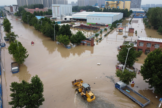 Foto udara saat petugas mengevakuasi warga terdampak banjir menggunakan alat berat front loader di Zhengzhou, Henan, China.  Foto: Aly Song/REUTERS