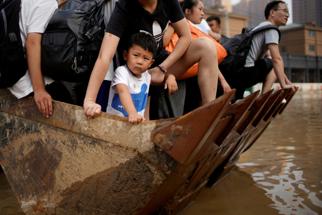 Foto: Alat Berat Evakuasi Warga Terdampak Banjir di Henan, China (70662)