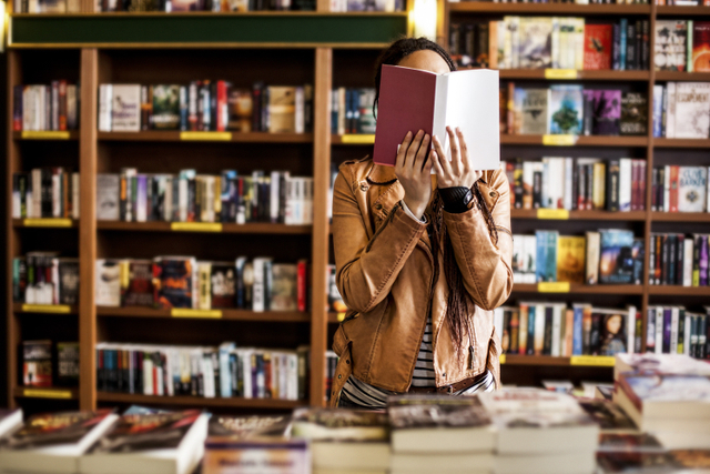 Ilustrasi membaca di toko buku. Foto: Shutterstock