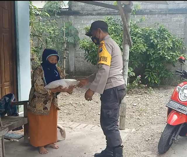 Polres Tulungagung Bagikan Bansos Kepada Masyarakat Desa Pucungkidul (28847)