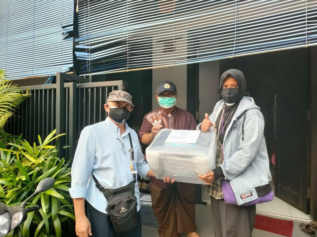 UK Petra Bagikan Ribuan Paket COVID-19 untuk Warga Siwalankerto yang Isoman (39396)