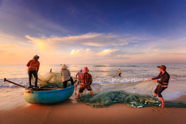 Ilustrasi nelayan sedang menangkap ikan di tepi pantai. Foto: Pixabay