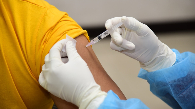 Proses vaksinasi gotong royong untuk karyawan Perusahaan Sika Indonesia di Cileungsi, Bogor. Foto: Sika