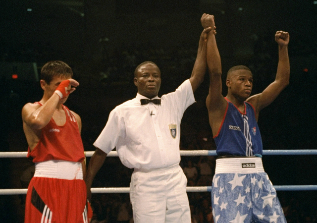 Floyd Mayweather dari AS mengalahkan B. Tileganev dari Kazahkstan dalam turnamen tinju 57kg pada Olimpiade Centennial 1996 di Atlanta. Foto: GettyImages