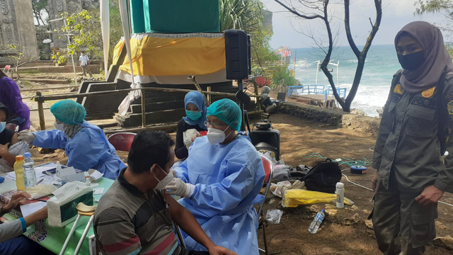 Vaksinasi COVID-19 di Pura Segaran Wikir, Pantai Ngobaran, Gunungkidul. Foto: Erfanto/Tugu Jogja