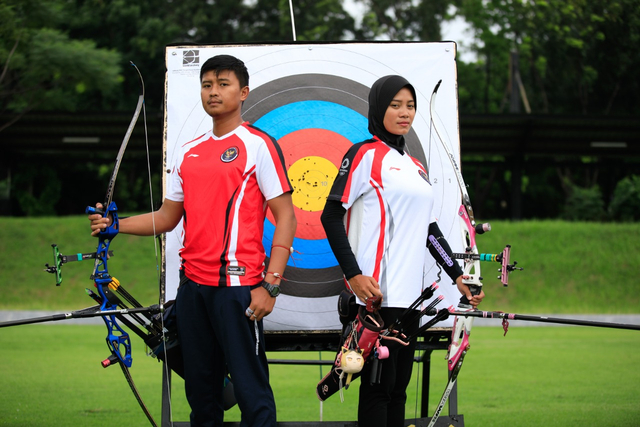 Pemanah Indonesia di Olimpiade 2020, Riau Ega Agatha (kiri) dan Diananda Choirunisa. Foto: Dok: NOC Indonesia