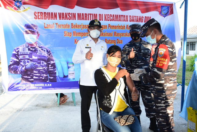 Wali Kota Ternate saat memantau pelaksanaan vaksinasi COVID-19 di Batang Dua. Foto: Istimewa