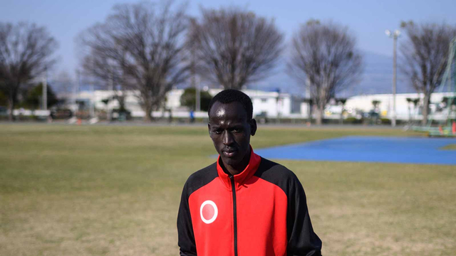 Pelari 1500m Sudan Selatan Abraham Majok Matet Guem berpose untuk foto setelah wawancara dengan AFP di Maebashi. Foto: AFP/PHILIP FONG