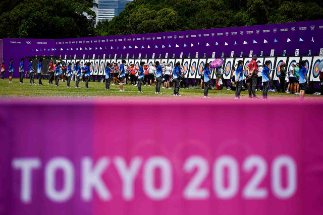 Sejumlah atlet panahan mengambil anak panah dalam kualifikasi perorangan putri Olimpiade Tokyo 2020 di Yumenoshima Park Archery Field, Tokyo, Jepang, Jumat (23/7/2021). Foto: Sigid Kurniawan/ANTARA FOTO