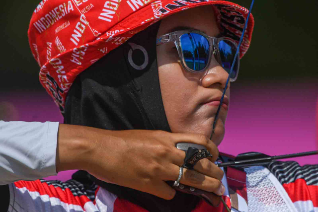 Pemanah Indonesia Diananda Choirunisa bersiap melepaskan anak panah dalam kualifikasi perorangan putri Olimpiade Tokyo 2020, Jumat (23/7/2021). Foto: Sigid Kurniawan/ANTARA FOTO