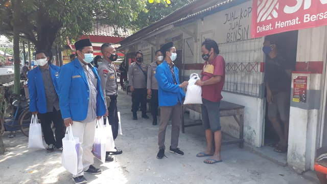 Polisi Bojonegoro Bagikan Bantuan pada Pelaku UKM dan Ojek Online (814156)