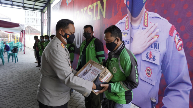 Polisi Bojonegoro Bagikan Bantuan pada Pelaku UKM dan Ojek Online (814157)