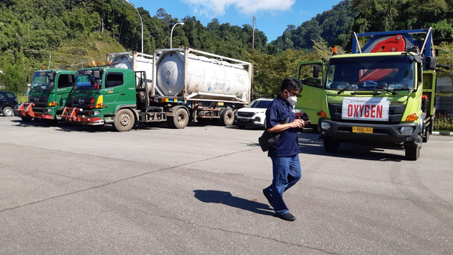 Kendaraan pengangkut oksigen yang disuplai dari Malaysia kini sudah berada di Entikong. Foto: A. Alfian