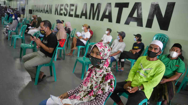 Sejumlah warga Pulau Pramuka dan Pulau Panggang menunggu giliran untuk mendapatkan vaksin COVID-19 di KRI Teluk Youtefa-522 di Perairan Kepulauan Seribu, Jakarta, Jumat (23/7/2021). Foto: M Risyal Hidayat/ANTARA FOTO