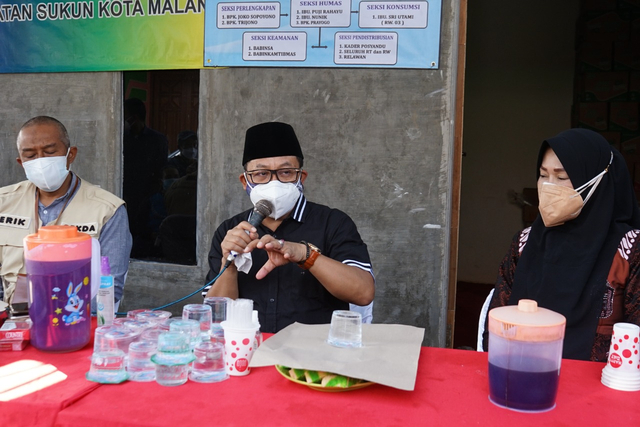 Wali Kota Malang, Sutiaji ketika mengunjungi Dapur Umum yang didirikan oleh warga Gadang, Sukun, Kota Malang untuk memenuhi kebutuhan pasien isoman. (Foto: Pemkot Malang)