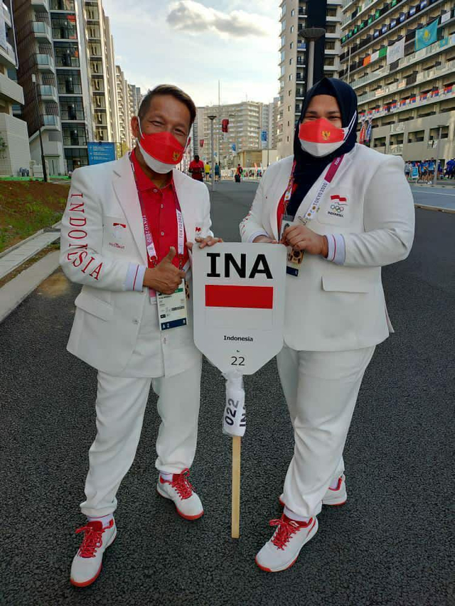 Nurul Akmal (kanan) atlet angkat besi asal Aceh saat mengikuti persiapan defile pembukaan Olimpiade Tokyo 2020. Foto: Dok. KONI Aceh