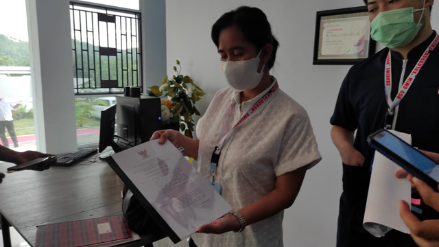 Kepala Bidang Pelayanan Medis dan Perawatan RS Kalooran, Yoan Manoppo, saat menunjukan buku KMK yang menjadi acuan mekanisme pemeriksaan pasien RS Kalooran Amurang.