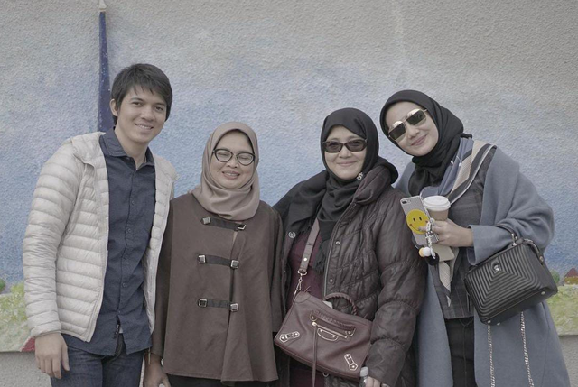 Irwansyah bersama Zaskia Sungkar, ibunda dan ibu mertua. Foto: Instagram/zaskiasungkar15