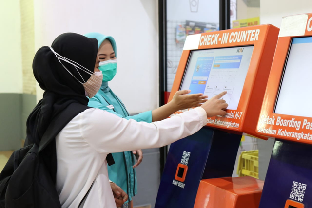 Petugas menjelaskan cara kerja Vending Machine SSA kepada penumpang di Stasiun Cirebon Kejaksan.(Juan)